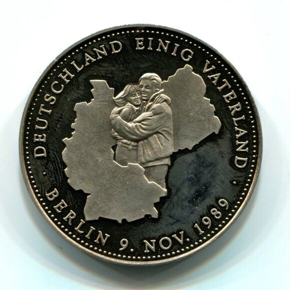 1990 Germany Medal (b735-42) - Picture 1 of 2